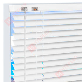 Горизонтальные алюминиевые жалюзи на пластиковые окна Белые