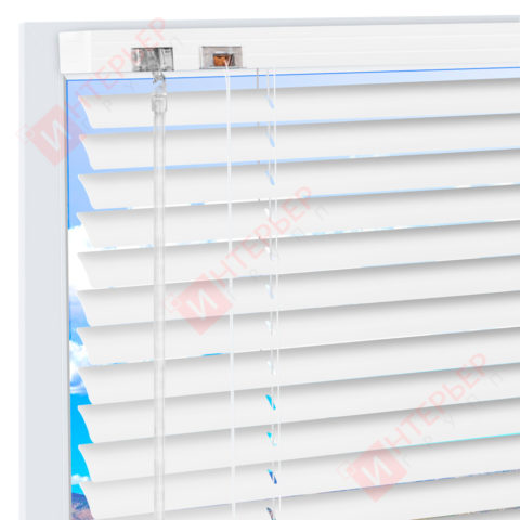 Горизонтальные алюминиевые жалюзи на пластиковые окна Белые