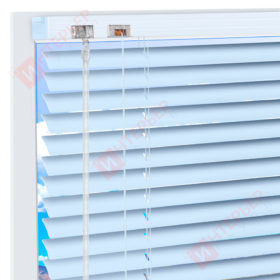 Горизонтальные алюминиевые жалюзи на пластиковые окна - цвет голубой