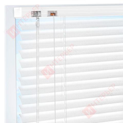 Горизонтальные перфорированные алюминиевые жалюзи на пластиковые окна - цвет белый