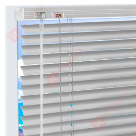 Горизонтальные алюминиевые жалюзи на пластиковые окна - цвет серебристый металлик