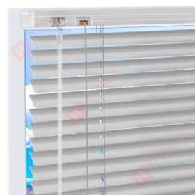 Горизонтальные алюминиевые жалюзи на пластиковые окна - цвет серебристый металлик