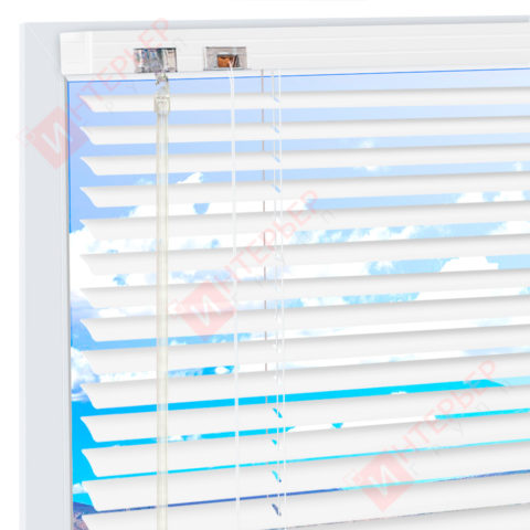 Горизонтальные алюминиевые жалюзи на пластиковые окна - цвет белый