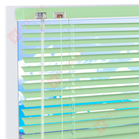 Горизонтальные алюминиевые жалюзи на пластиковые окна - цвет бело-зеленый