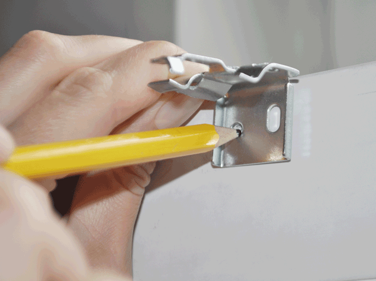 Установка горизонтальных деревянных жалюзи